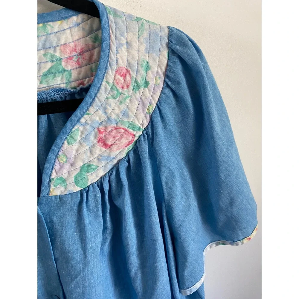 Simply Basic Blue Snap Front House Dress Floral Quilted Yoke Short Sleeve Pocket